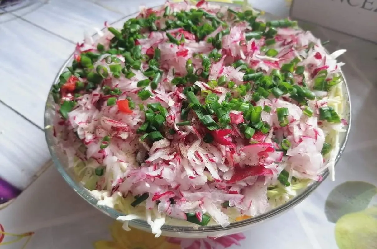 Klasyczna sałatka z rzodkiewki i śmietany w misce