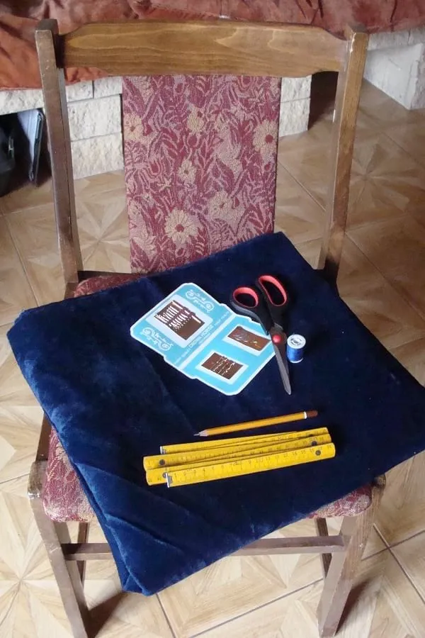 Zdjęcie Jak uszyć pokrowiec na krzesło - proste kroki i cenne porady