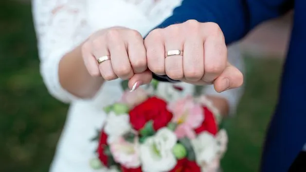 polska tradycja noszenia obrączki na prawej dłoni