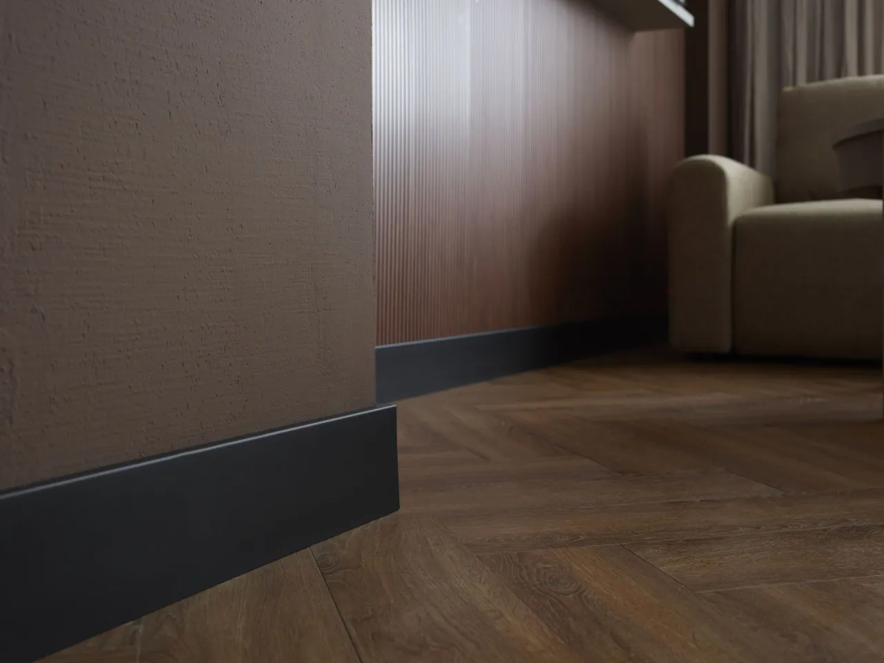 Eleganckie wnętrze z ciemną podłogą i jasnymi meblami