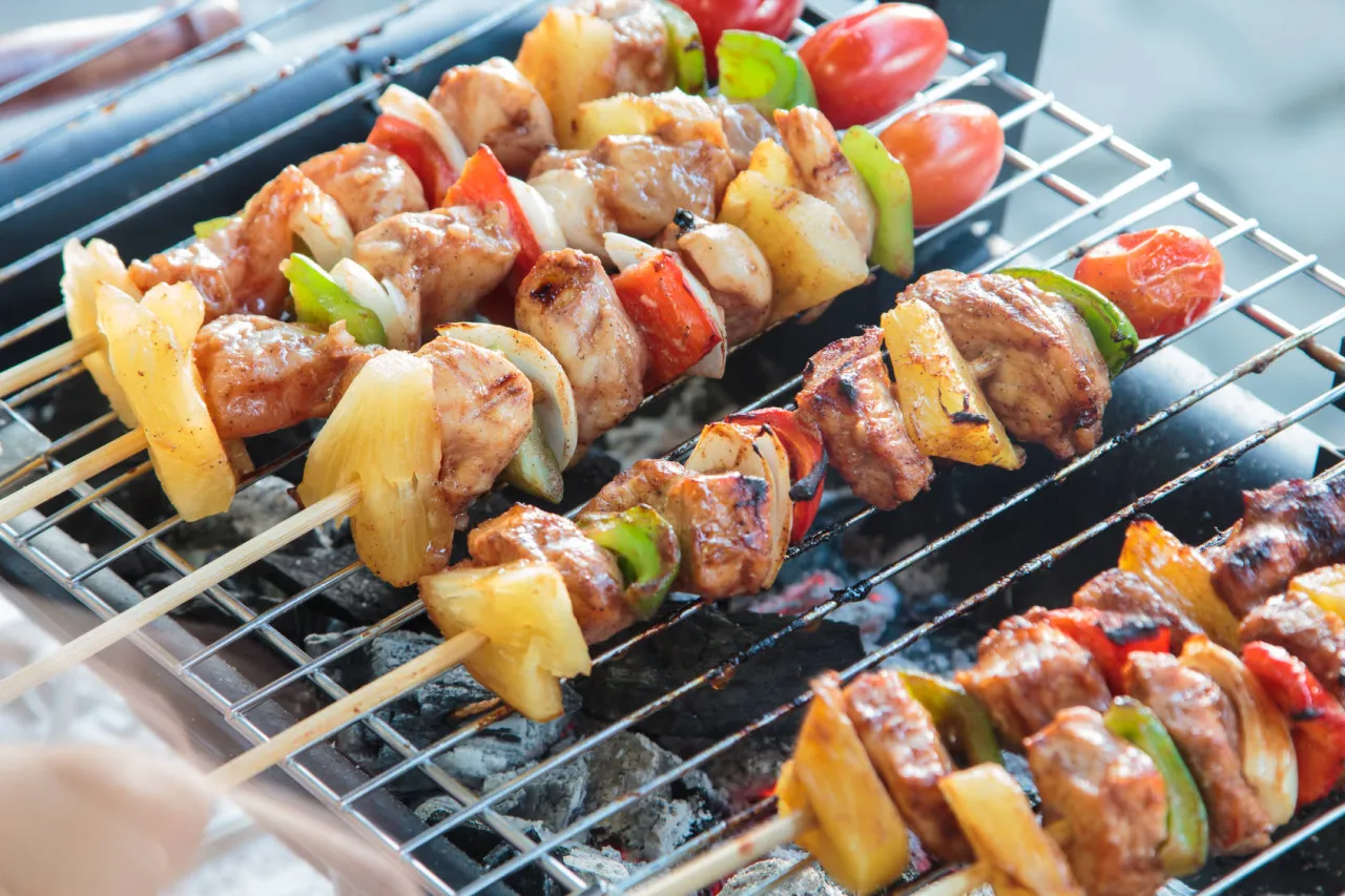 r&oacute;żne składniki na szaszłyki surowe