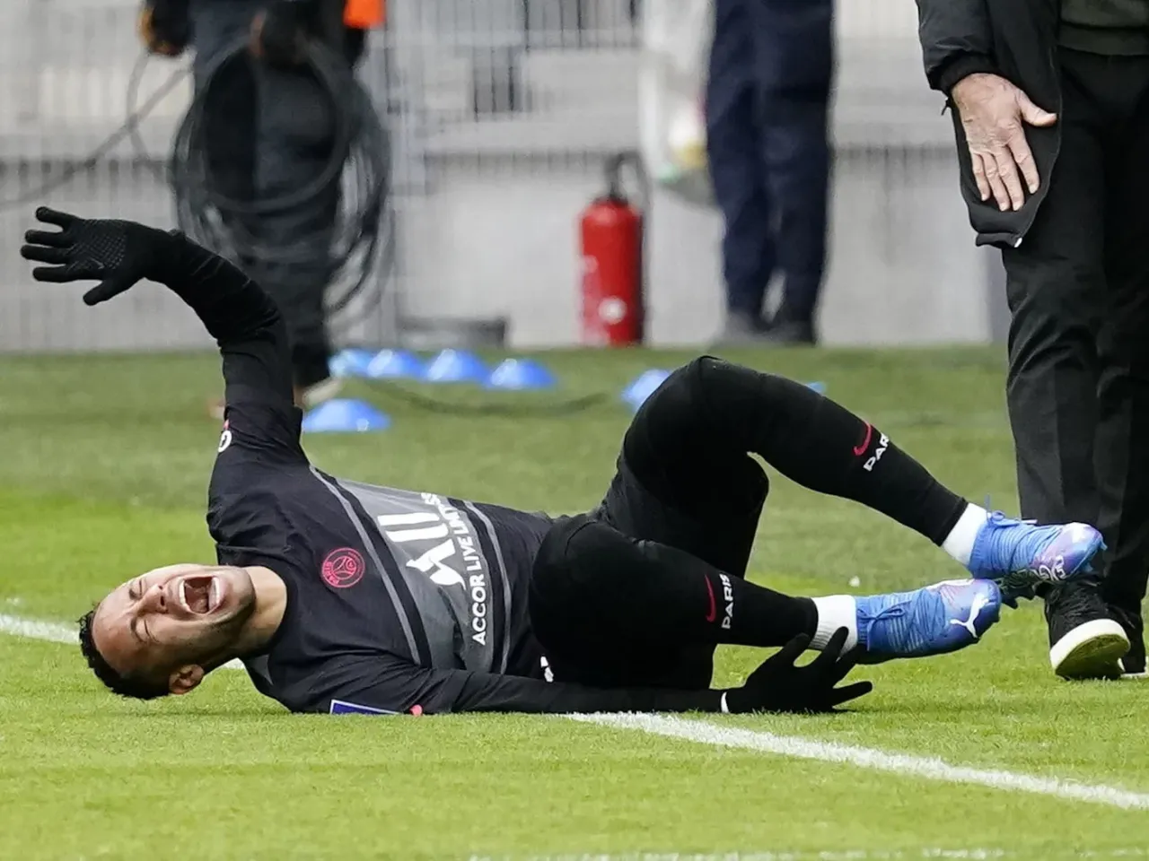 Neymar leży na boisku, krzycząc z b&oacute;lu. Czy to oznacza, że nie ma szans na Złotą Piłkę?