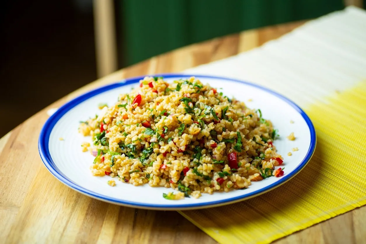 Kolorowa sałatka z kaszy jaglanej z papryką i ziołami. Świetny pomysł, co zrobić z ugotowanej kaszy jaglanej na lekki posiłek.