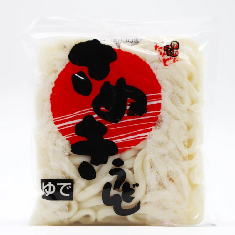 getrocknete und vorgegarte Udon Nudeln nebeneinander