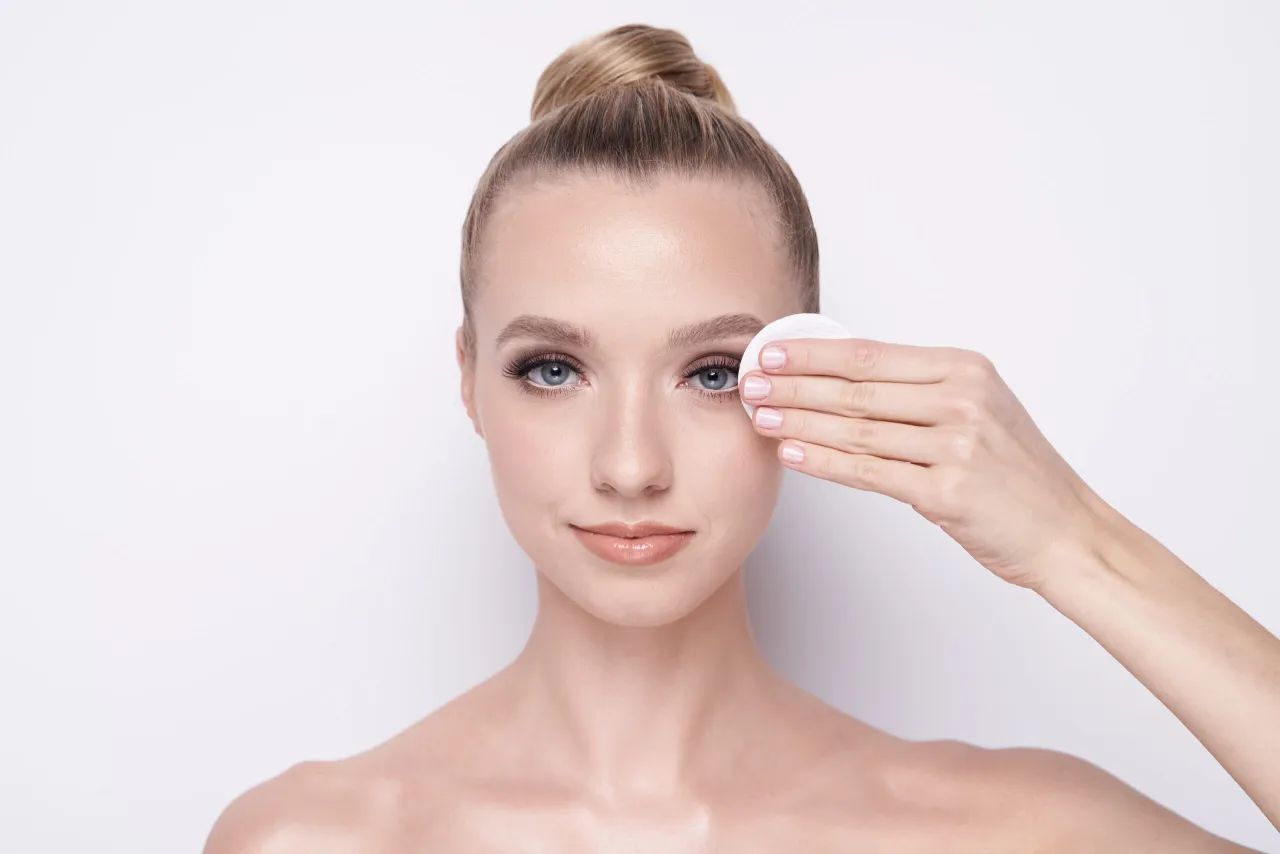 delikatny demakijaż oczu vs mocne tarcie