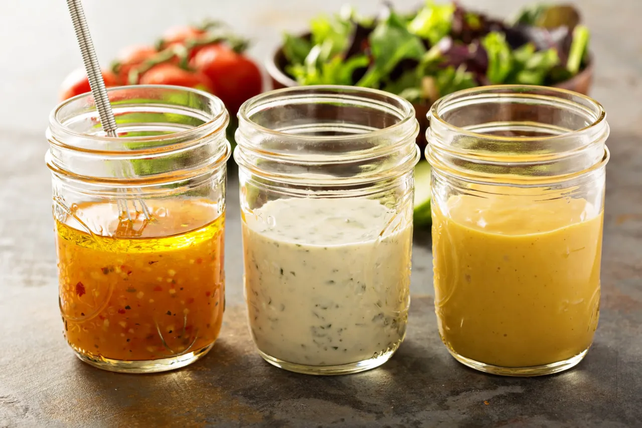 verschiedene salatdressings in kleinen sch&uuml;sseln nebeneinander