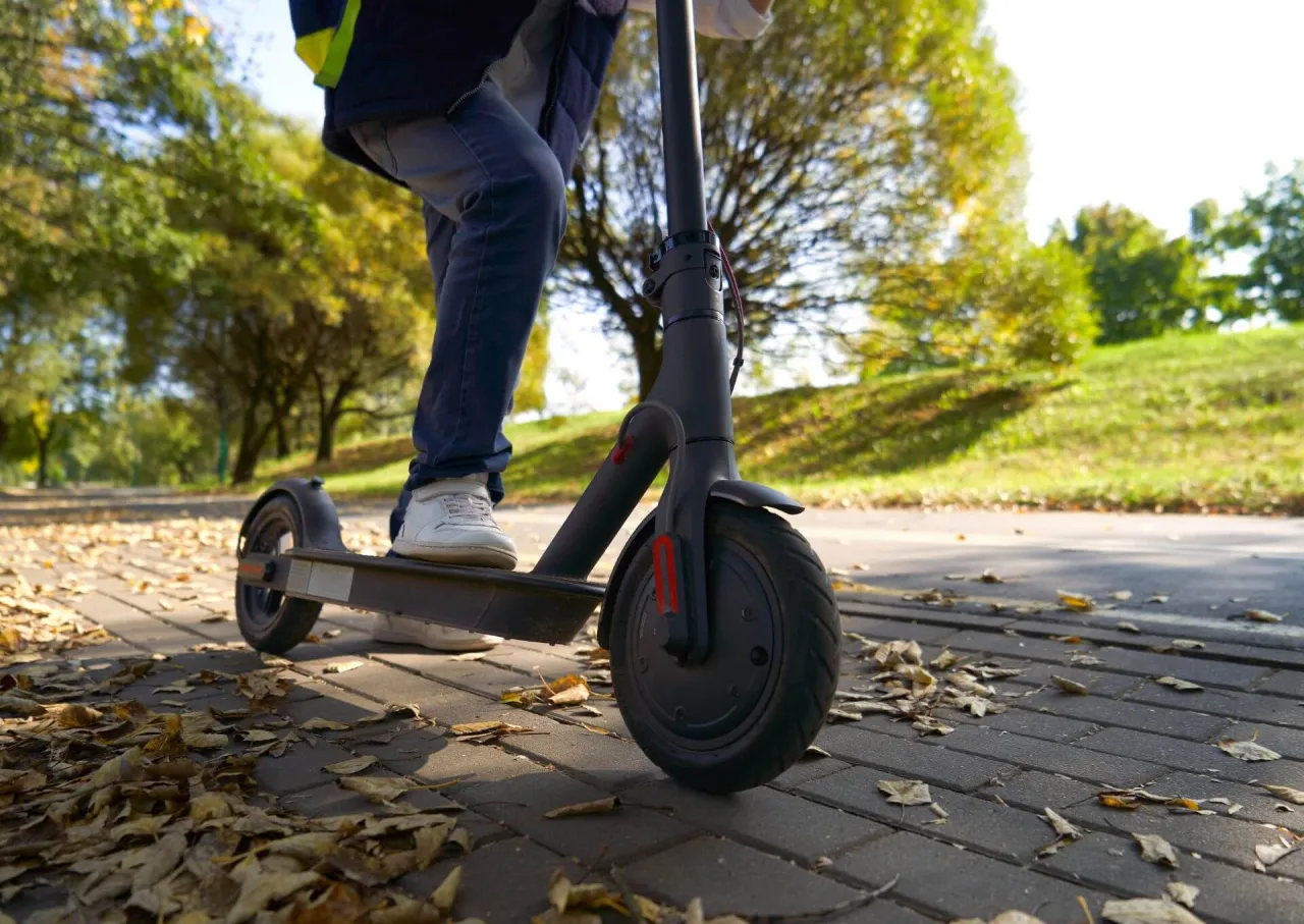 Zdjęcie Pojemność baterii w hulajnodze elektrycznej a jej zasięg i wydajność