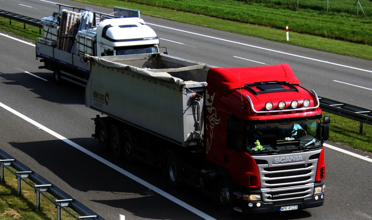 Wykres zarobków, ciężarówki na autostradzie