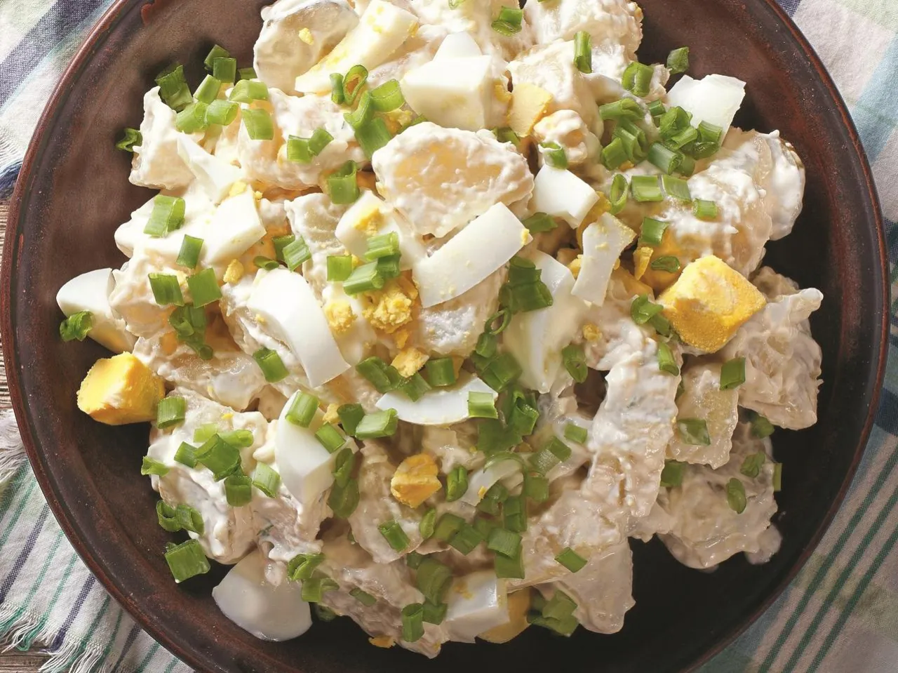 Przepis na niemiecką sałatkę ziemniaczaną na ciepło