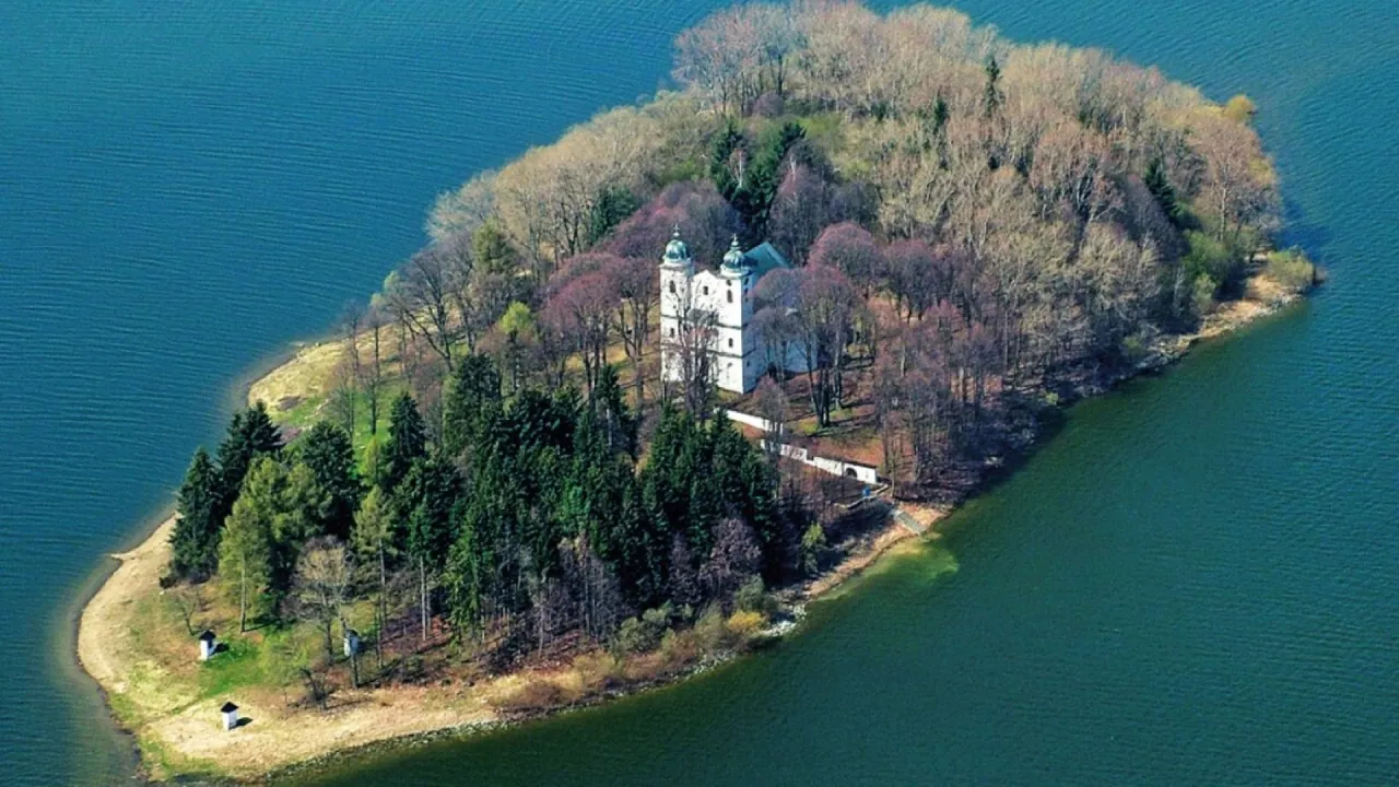 Slanick&aacute; Wyspa Sztuki kości&oacute;ł Jezioro Orawskie