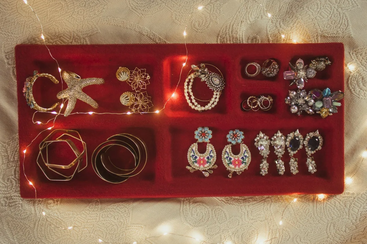 przechowywanie biżuterii w woreczkach