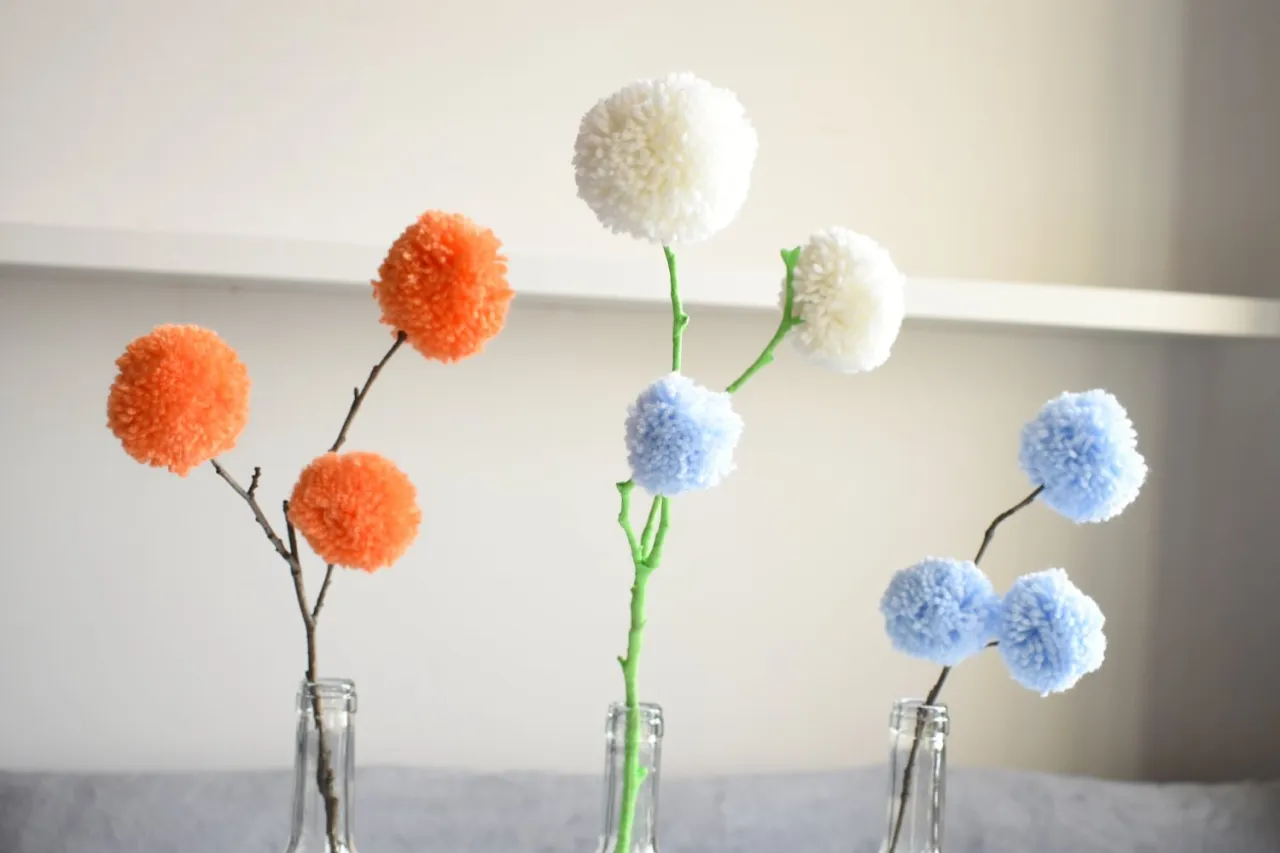 pomysły na dekoracje z pompon&oacute;w