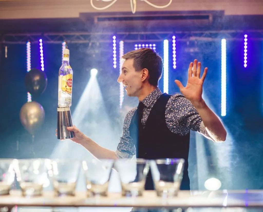 barman przygotowujący drinki w eleganckim barze w Sopocie