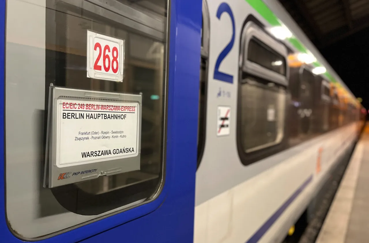 EC 249 Berlin-Warszawa Express, numer wagonu 268. Czekam na pociąg z Warszawy do Berlina.