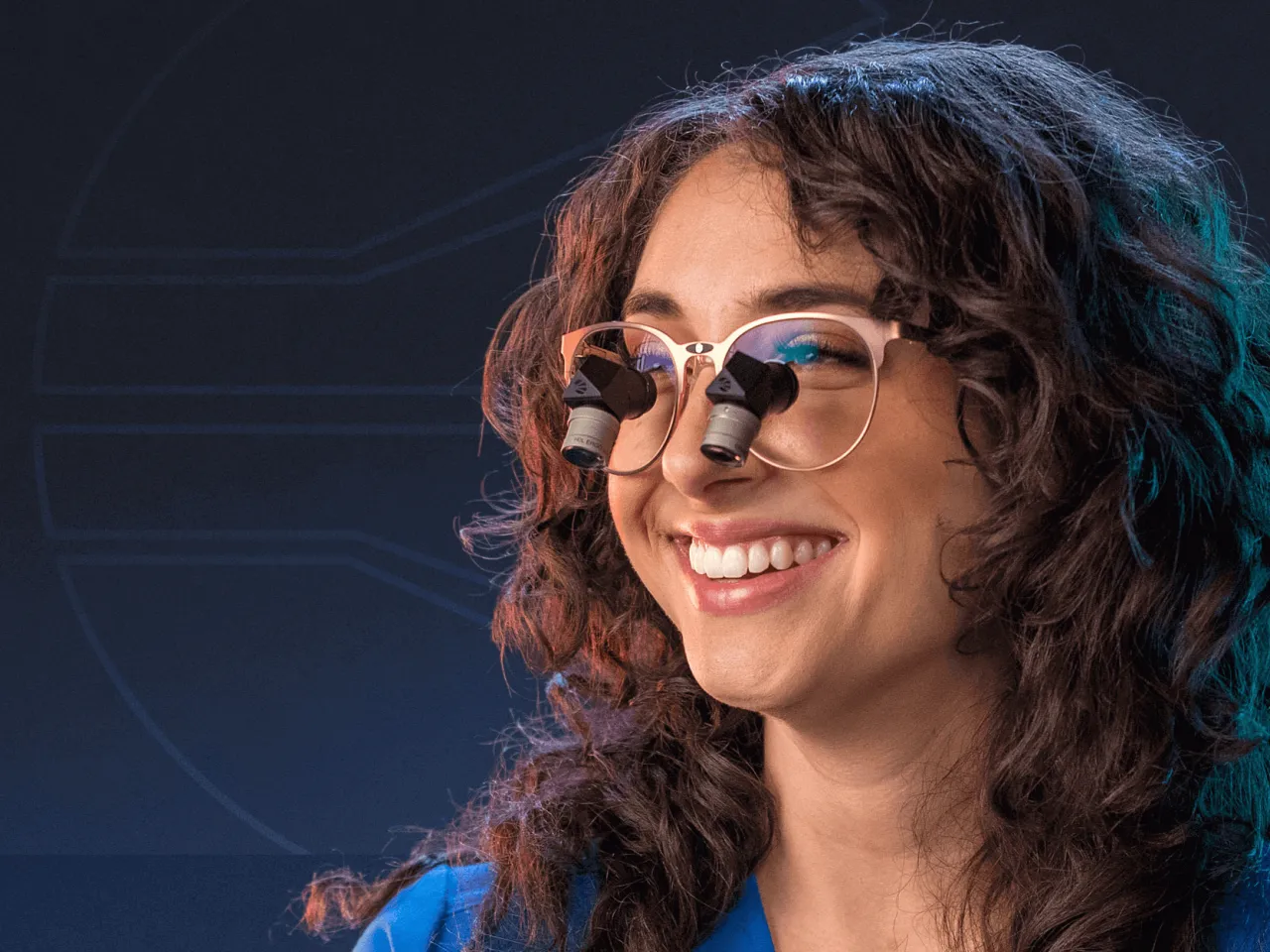 osoba pracująca z lupą precyzyjnie