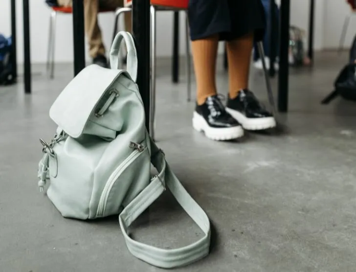 dziecko zgłasza kradzież w szkole