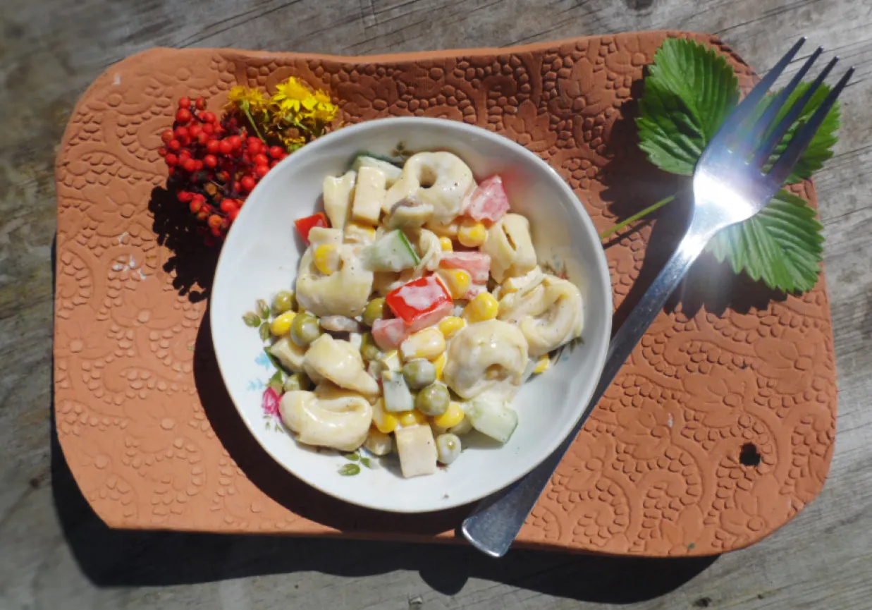 talerz tortellini z grzybami z dodatkami warzyw i sera