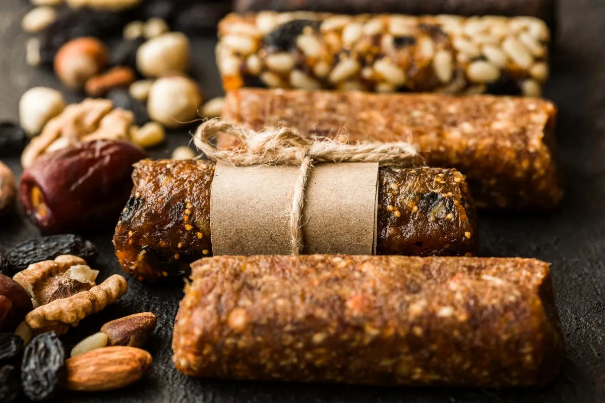 Domowe batony z bakaliami i owocami, jeden związany sznurkiem.