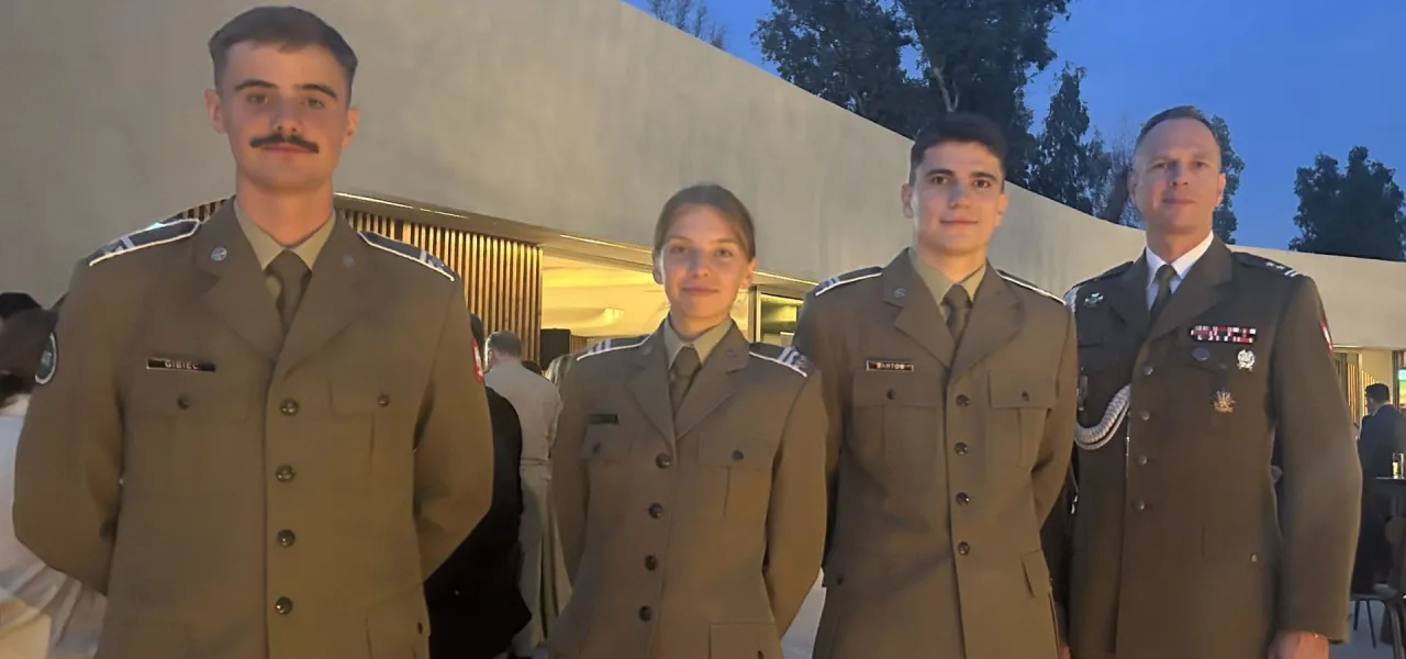 Trzech młodych żołnierzy i jeden oficer w mundurach. Może to inspiracja, jak zostać porucznikiem w wojsku.