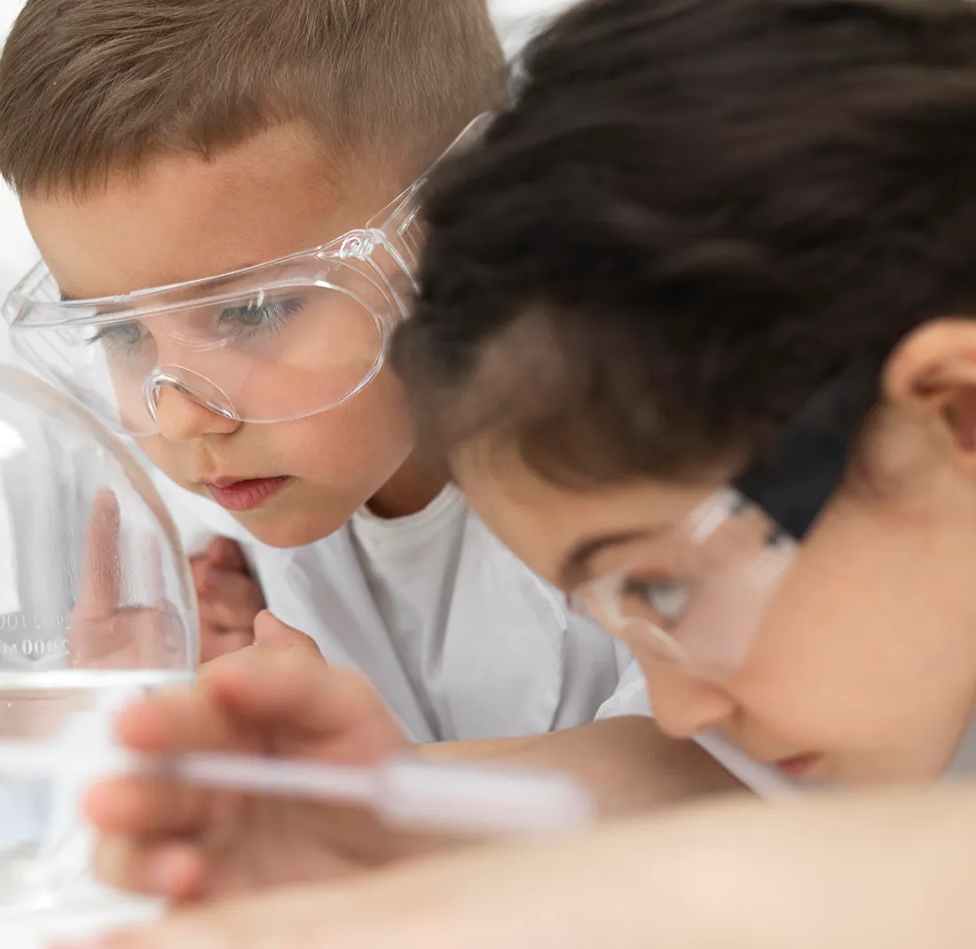 dziecko w okularach ochronnych podczas eksperymentu