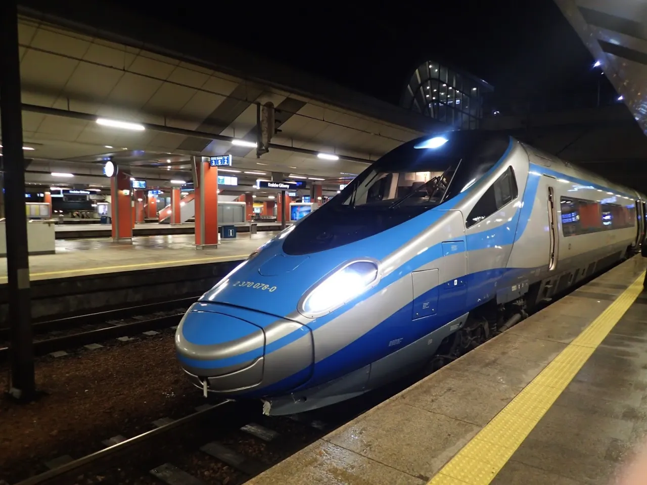 Pendolino pociąg na stacji