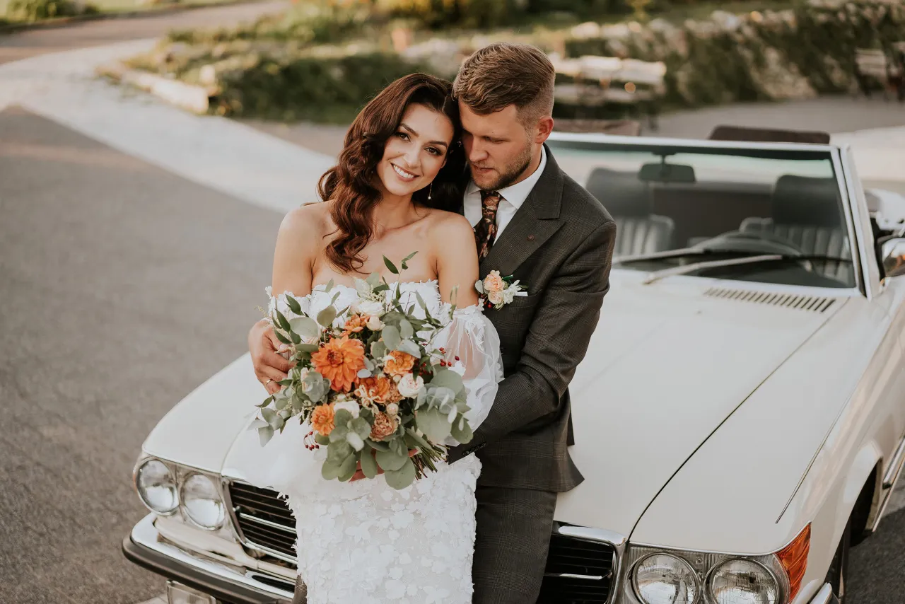 Fotograf ślubny przeglądający zdjęcia na komputerze