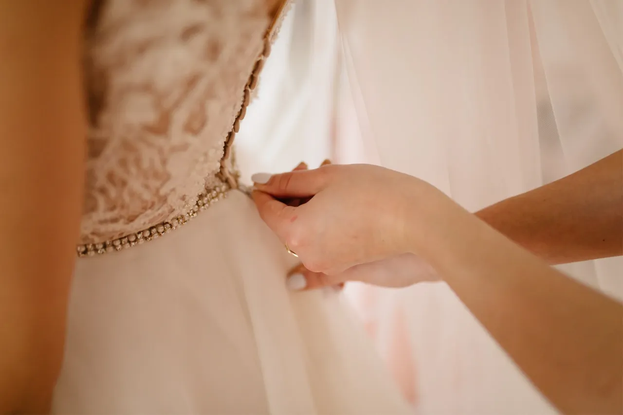 Panna młoda na przymiarce sukni ślubnej