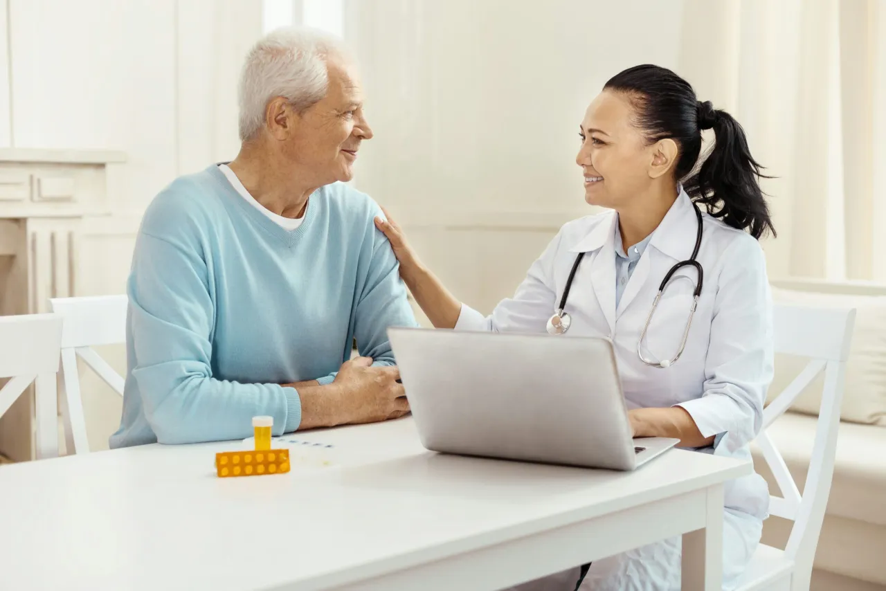 Personel medyczny opiekujący się seniorem, empatia