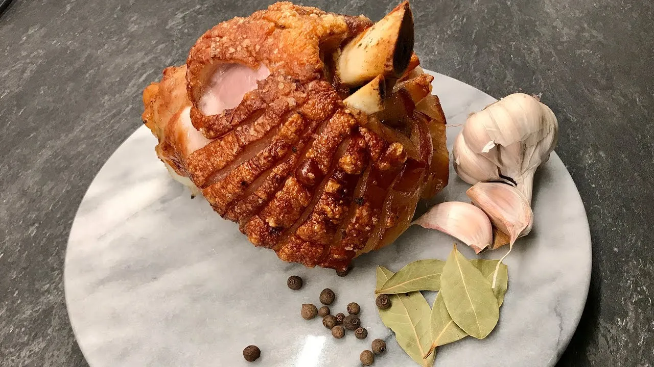 idealna upieczona golonka chrupiąca sk&oacute;rka