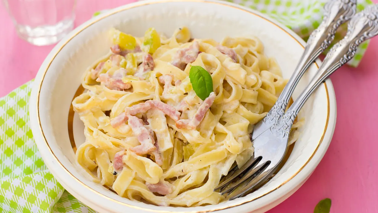 Pasta panna e prosciutto impiattata
