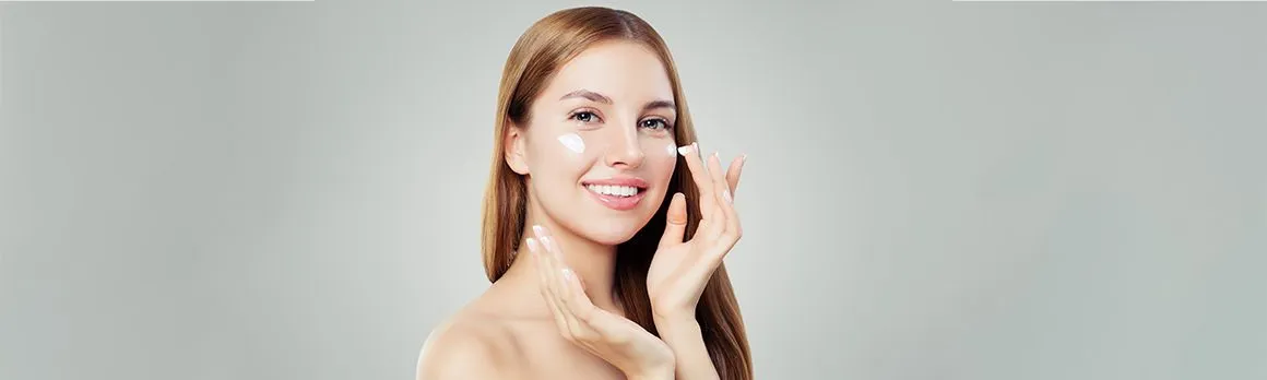 krem z filtrem SPF 50 kobieta nakłada