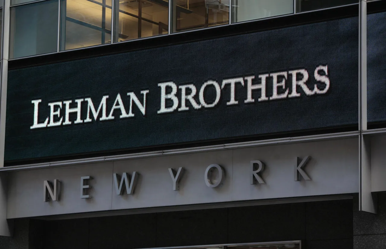 Lehman Brothers, niegdyś potężna firma z Nowego Jorku, widoczna na fasadzie budynku.