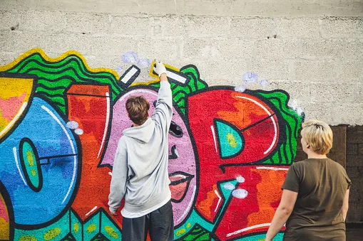 Graffiti Künstler bei der Arbeit