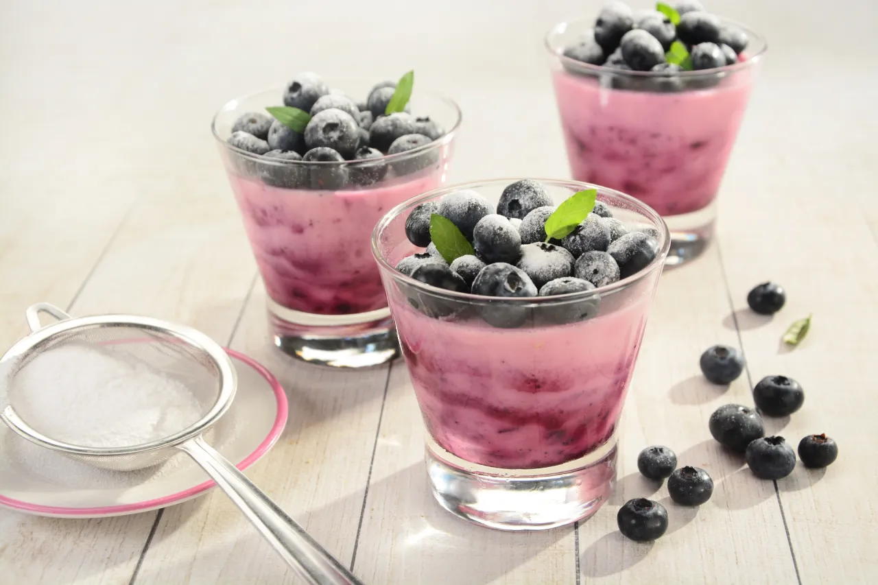 deser jogurtowy z owocami i orzechami