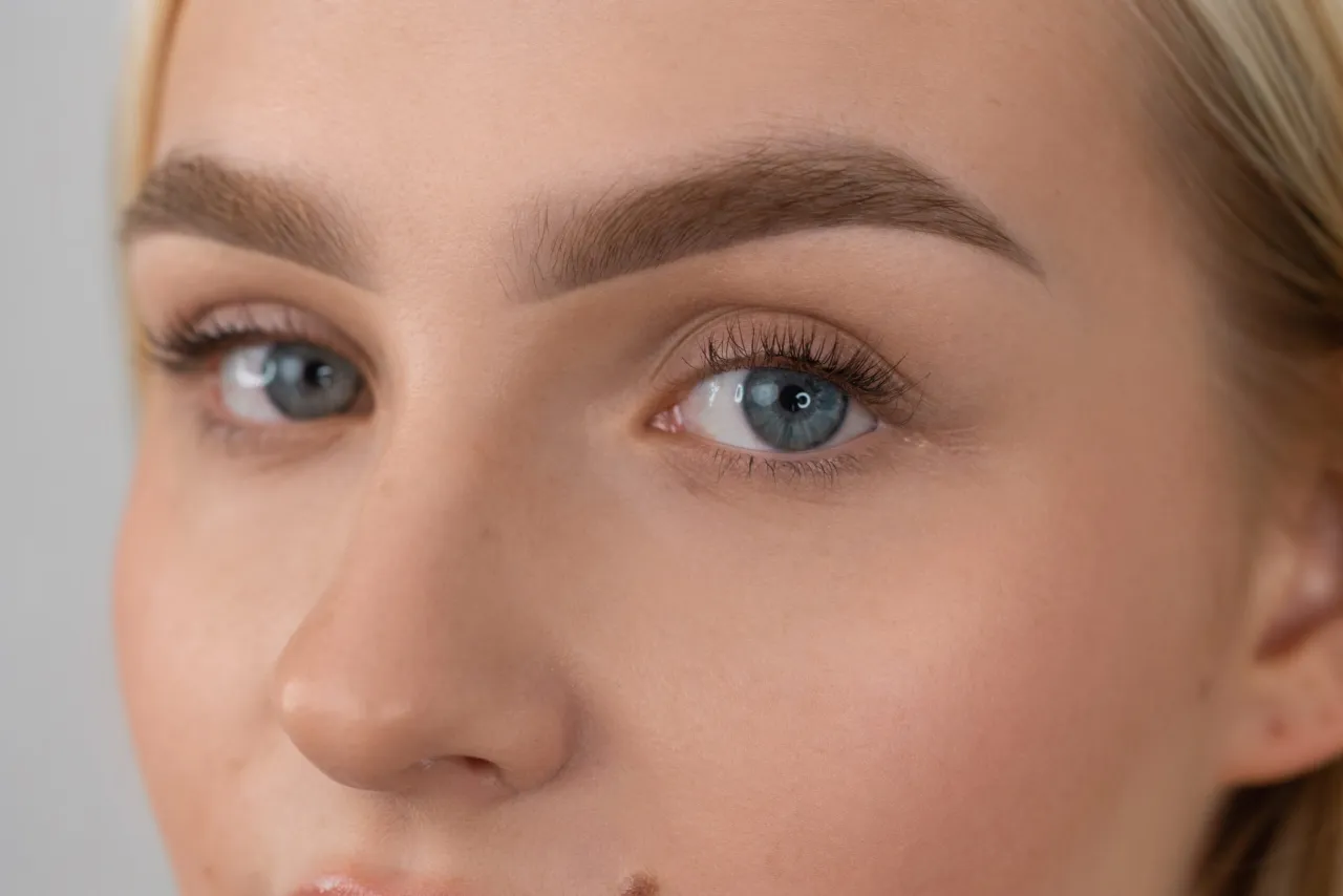 makijaż permanentny brwi świeżo po zabiegu zaczerwienienie