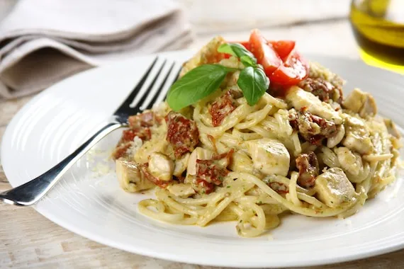 różne rodzaje spaghetti i składników