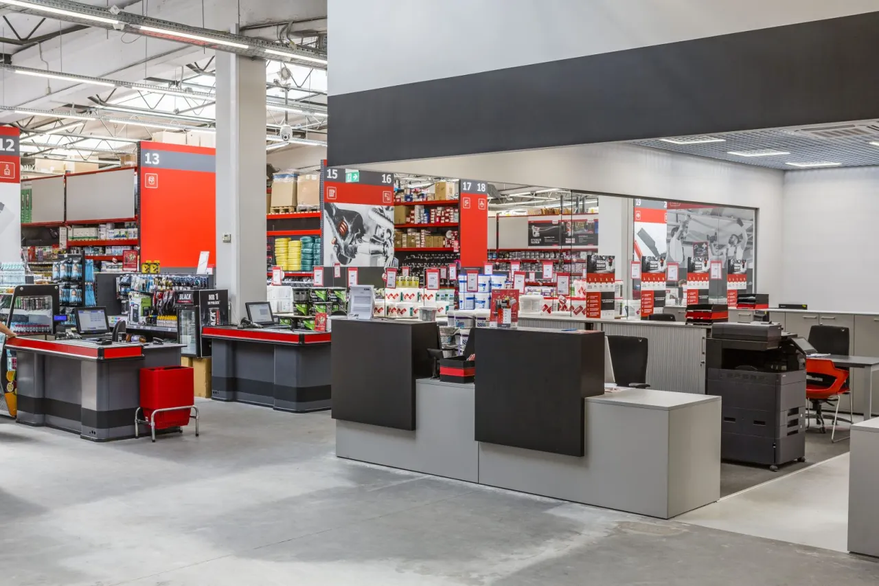 Mapa market&oacute;w budowlanych w Polsce lub wnętrze marketu budowlanego