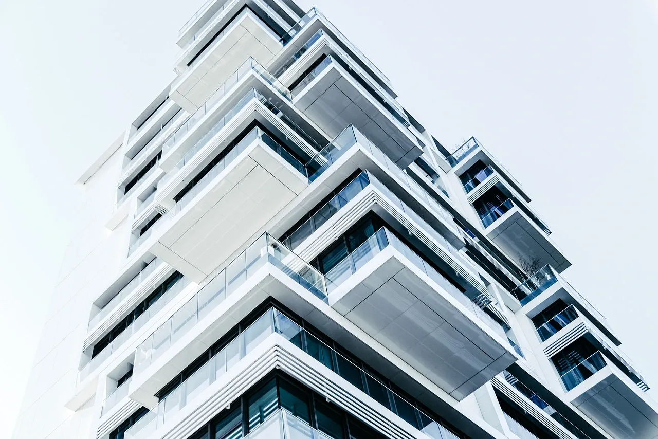 Zdjęcie Czy balkon wchodzi w metraż mieszkania? Odkryj ważne fakty i przepisy