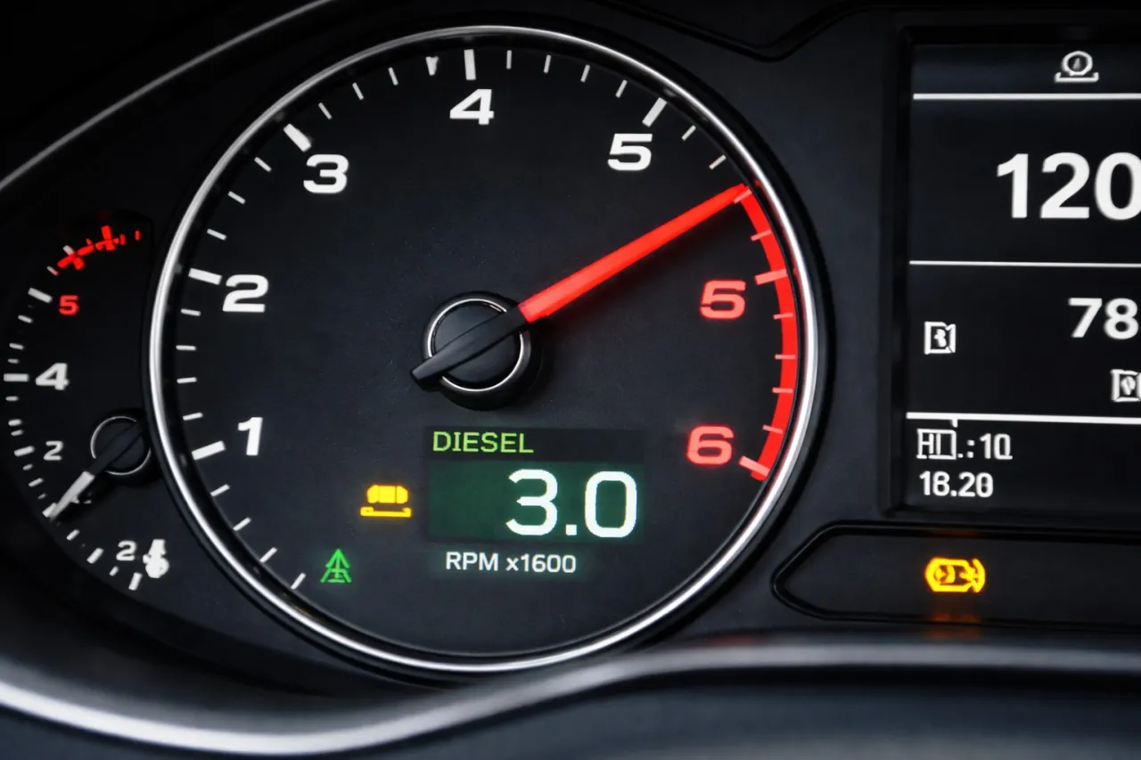 Obrotomierz diesla pokazuje 3.0 RPM x1600. Wskazówka obrotomierza zbliża się do 5. Dowiedz się, jak zmieniać biegi w dieslu.