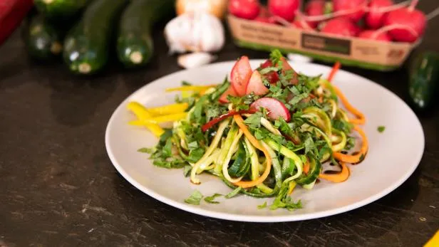 verschiedene Blattsalate und Zoodles