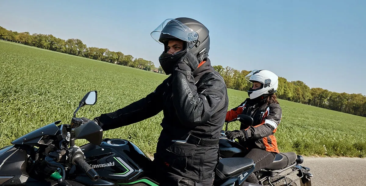 motocyklista z interkomem w kasku