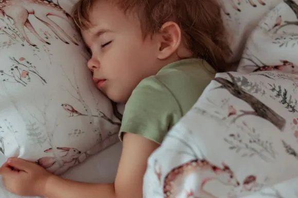 dziecko śpiące spokojnie w ł&oacute;żku, spokojny sen dziecka