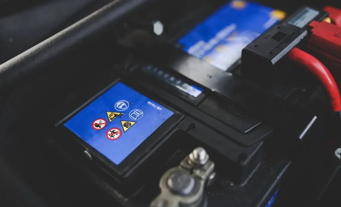 r&oacute;żnice akumulator AGM EFB kwasowo-ołowiowy