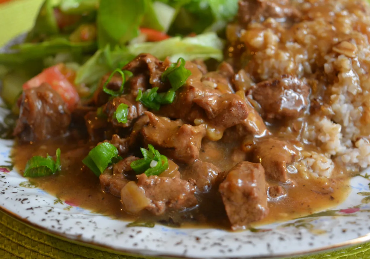 Pyszny gulasz z wołowiny, idealne mięso na gulasz, podany z ryżem i sałatką.