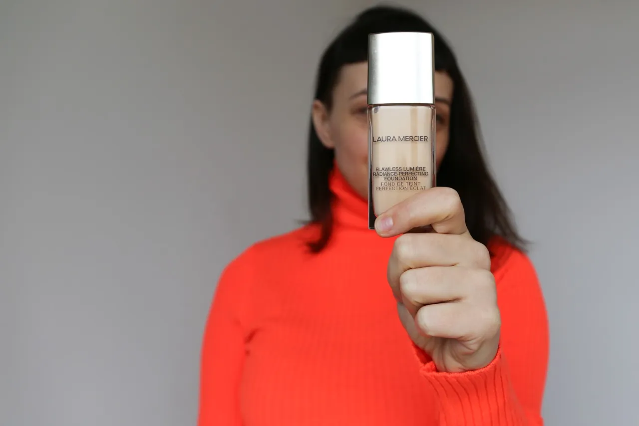 Laura Mercier Glow opakowanie i efekt na sk&oacute;rze