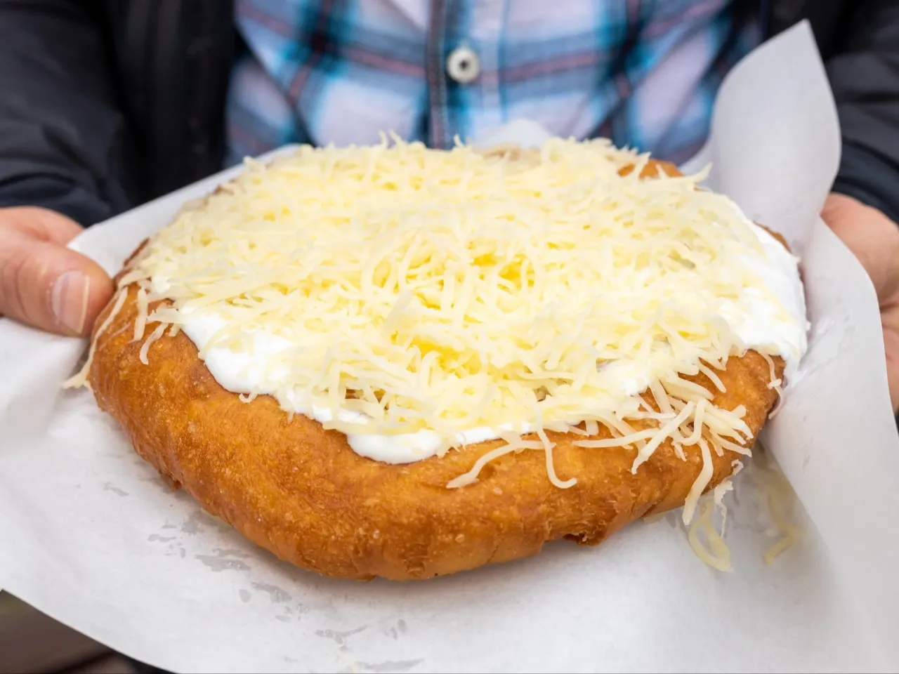 Langosz z serem i śmietaną