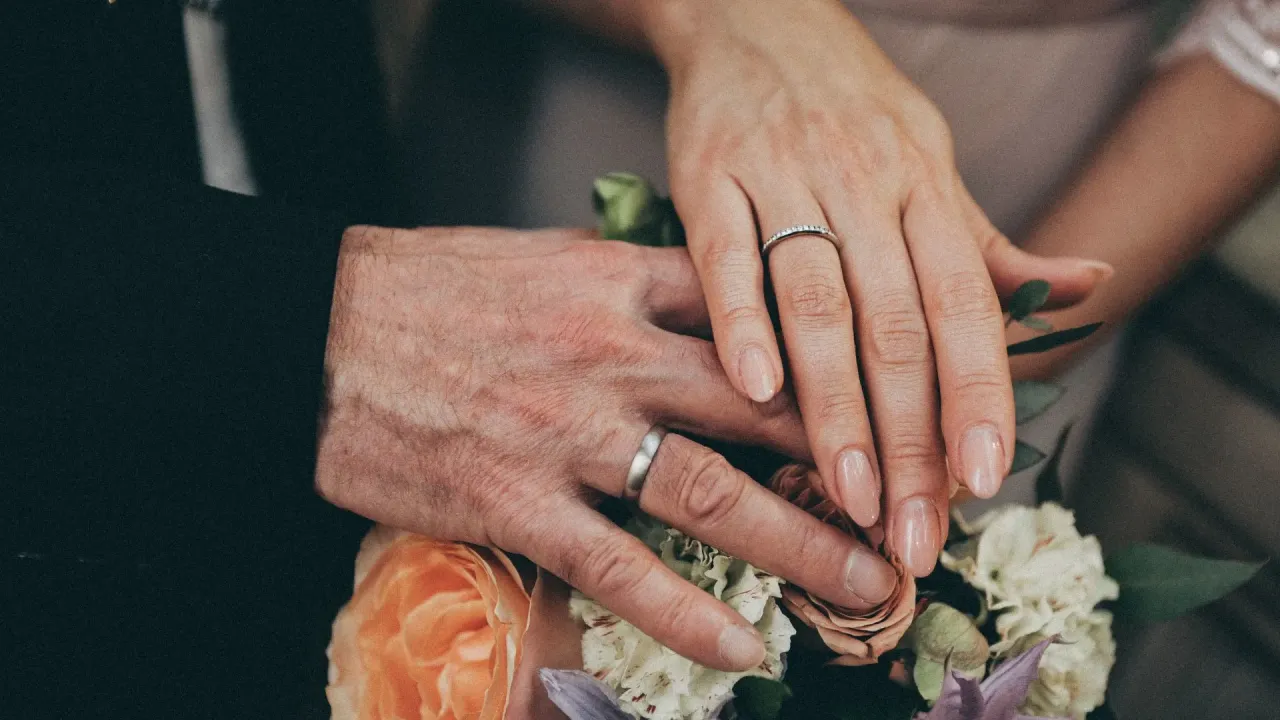 kto podaje obrączki ślub cywilny