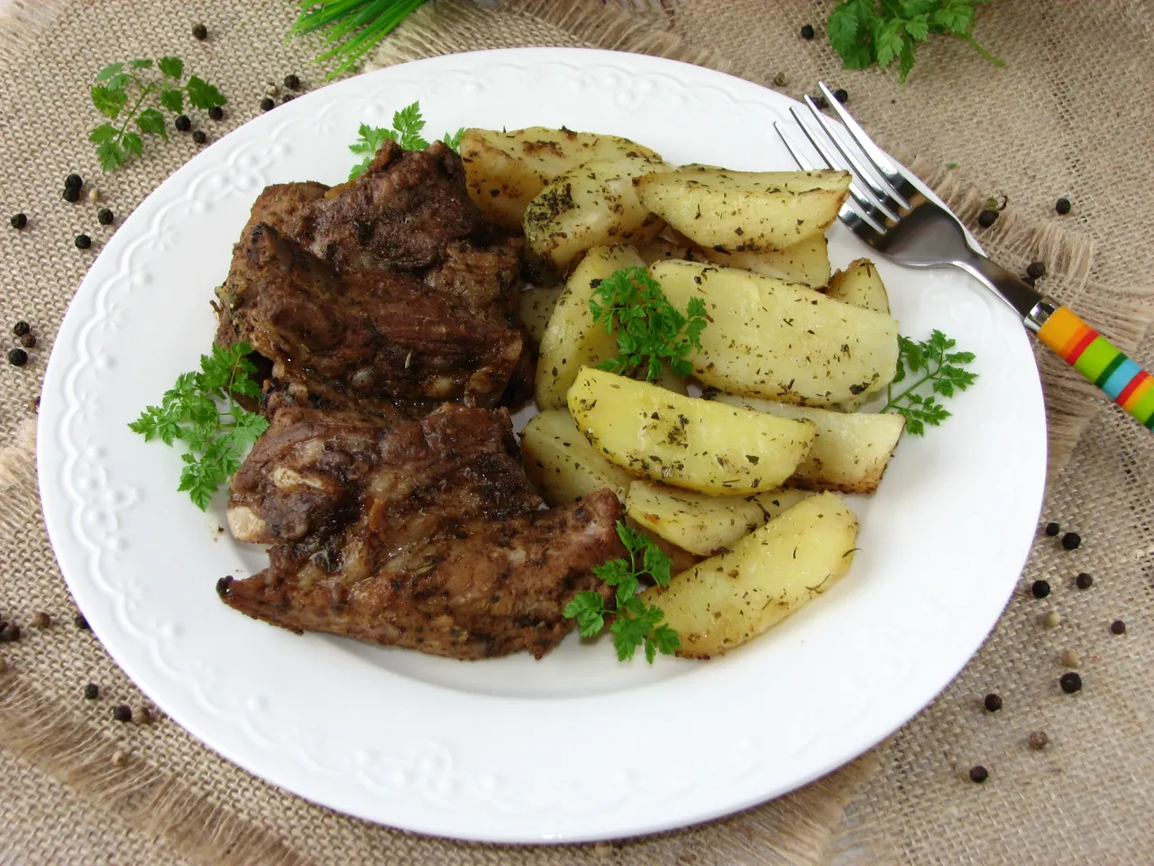 obiad żeberka w sosie z ziemniakami i surówką