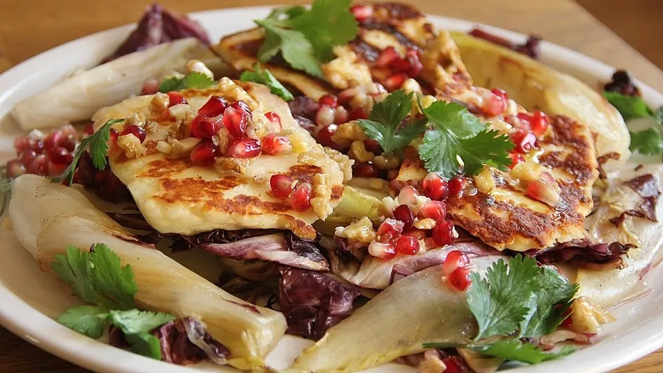 mediterraner salat mit gegrilltem halloumi und granatapfelkernen
