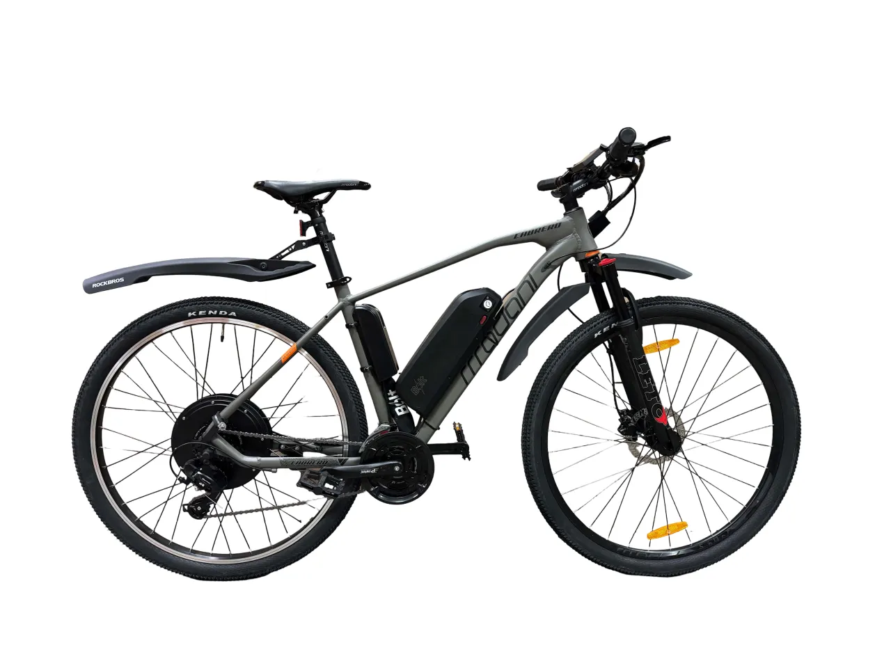 Szary rower elektryczny z baterią na ramie i amortyzatorami. To świetny rower elektryczny na wycieczki.